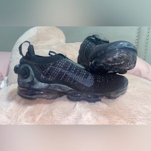 NIKE: WOMEN 6 1/2                                BLACK/DARK GREY-BLACK